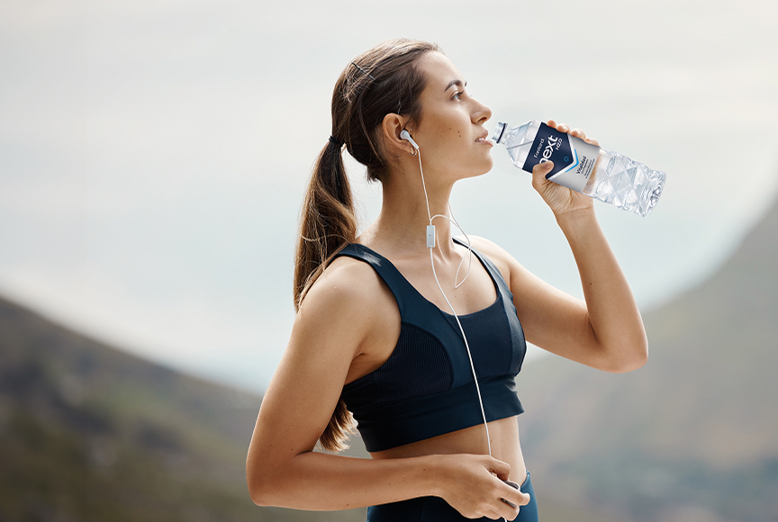 Mujer bebiendo Agua - Fontarel Next H2.0